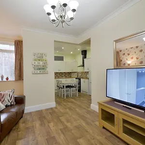Spacious Modern Ground Floor Apartment, For Up To 6 Guests Scarborough